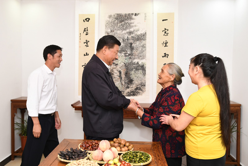 　　9月16日至18日，中共中央總書記、國家主席、中央軍委主席習近平在河南考察。這是16日下午，習近平在信陽市新縣田鋪鄉(xiāng)田鋪大塆“老家寒舍”民宿店，同店主一家親切交談。 新華社記者 謝環(huán)馳 攝