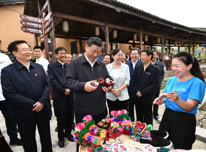 　　9月16日至18日，中共中央總書記、國家主席、中央軍委主席習近平在河南考察。這是16日下午，習近平在信陽市新縣田鋪鄉(xiāng)田鋪大塆考察調(diào)研。 新華社記者 謝環(huán)馳 攝