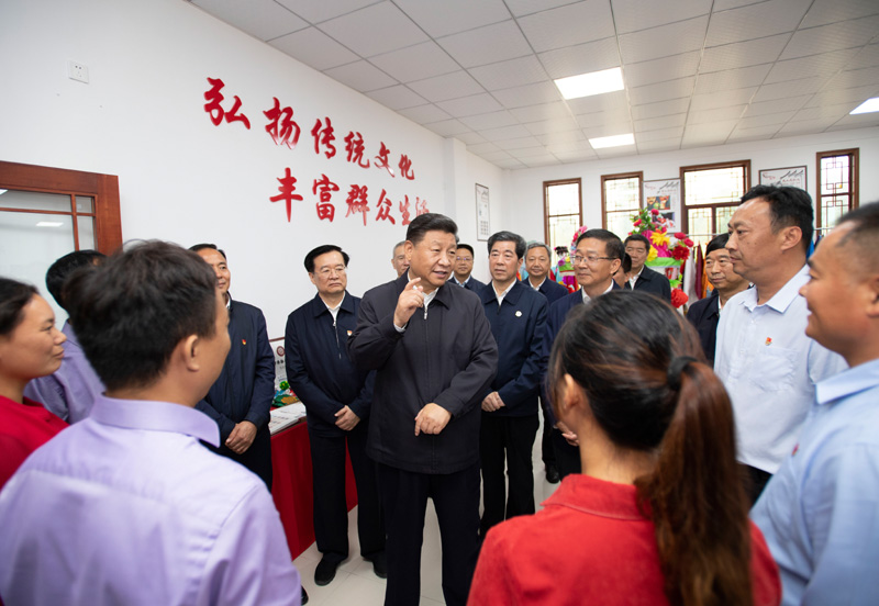 9月16日至18日，中共中央總書記、國家主席、中央軍委主席習近平在河南考察。這是17日上午，習近平在信陽市光山縣文殊鄉(xiāng)東岳村文化接待中心，同當?shù)孛撠氈赂粠ь^人親切交流，勉勵他們帶動更多鄉(xiāng)親們致富。新華社記者 謝環(huán)馳 攝