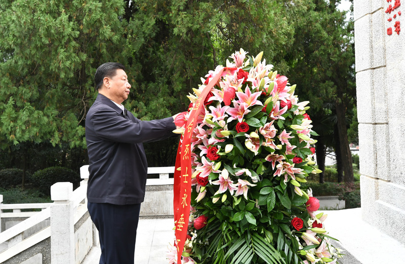 　　9月16日至18日，中共中央總書記、國家主席、中央軍委主席習近平在河南考察。這是16日下午，習近平來到位于信陽市新縣的鄂豫皖蘇區(qū)首府烈士陵園，瞻仰革命烈士紀念碑，向革命先烈敬獻花籃。 新華社記者 謝環(huán)馳 攝