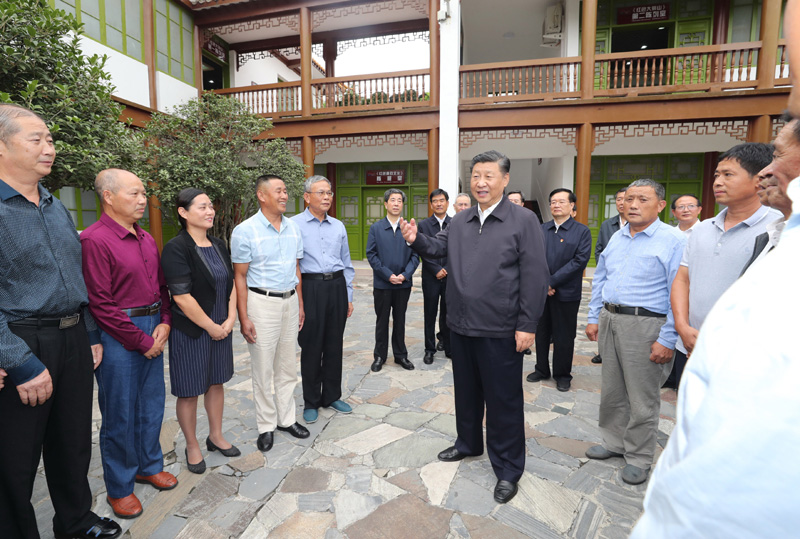 　　9月16日至18日，中共中央總書記、國家主席、中央軍委主席習近平在河南考察。這是16日下午，習近平在位于信陽市新縣的鄂豫皖蘇區(qū)首府革命博物館，同當?shù)丶t軍后代、革命烈士家屬代表親切交談。 新華社記者 鞠鵬 攝