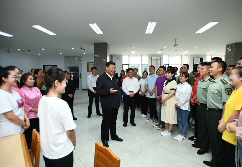 7月15日至16日，中共中央總書記、國(guó)家主席、中央軍委主席習(xí)近平在內(nèi)蒙古考察并指導(dǎo)開展“不忘初心、牢記使命”主題教育。這是16日上午，習(xí)近平在內(nèi)蒙古大學(xué)圖書館同學(xué)生們親切交談，勉勵(lì)他們志存高遠(yuǎn)、腳踏實(shí)地、發(fā)奮圖強(qiáng)。