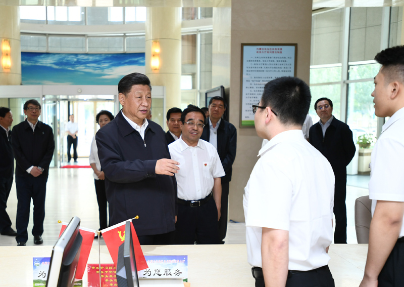 7月15日至16日，中共中央總書記、國(guó)家主席、中央軍委主席習(xí)近平在內(nèi)蒙古考察并指導(dǎo)開展“不忘初心、牢記使命”主題教育。這是16日上午，習(xí)近平在內(nèi)蒙古自治區(qū)自然資源廳自然資源政務(wù)大廳同工作人員交談，了解開展主題教育和落實(shí)便捷高效政務(wù)服務(wù)等情況。