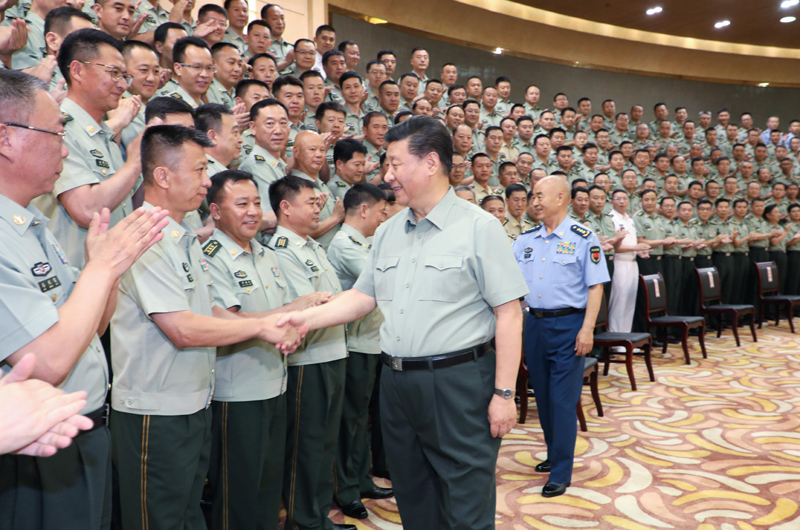 7月15日至16日，中共中央總書記、國(guó)家主席、中央軍委主席習(xí)近平在內(nèi)蒙古考察并指導(dǎo)開展“不忘初心、牢記使命”主題教育。這是16日上午，習(xí)近平在呼和浩特親切接見駐內(nèi)蒙古部隊(duì)副師職以上領(lǐng)導(dǎo)干部和團(tuán)級(jí)單位主官，代表黨中央和中央軍委向駐內(nèi)蒙古部隊(duì)全體官兵致以誠(chéng)摯問(wèn)候。