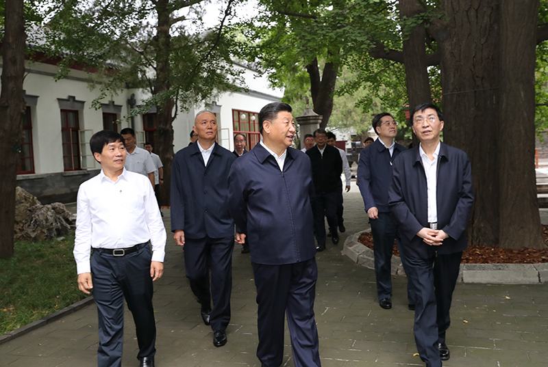 9月12日，中共中央總書記、國家主席、中央軍委主席習(xí)近平視察中共中央北京香山革命紀(jì)念地。這是習(xí)近平瞻仰雙清別墅。