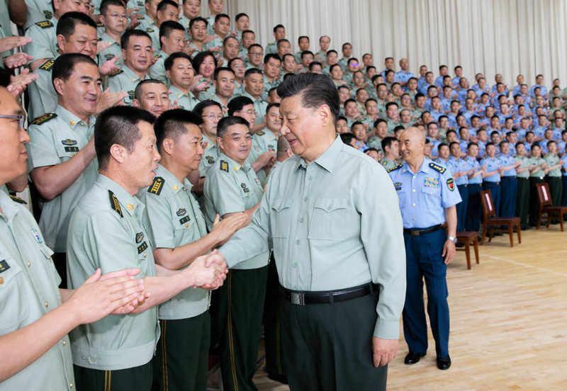 8月22日，中共中央總書記、國(guó)家主席、中央軍委主席習(xí)近平到空軍某基地視察。這是習(xí)近平親切接見(jiàn)駐甘肅部隊(duì)副師職以上領(lǐng)導(dǎo)干部和團(tuán)級(jí)單位主官。