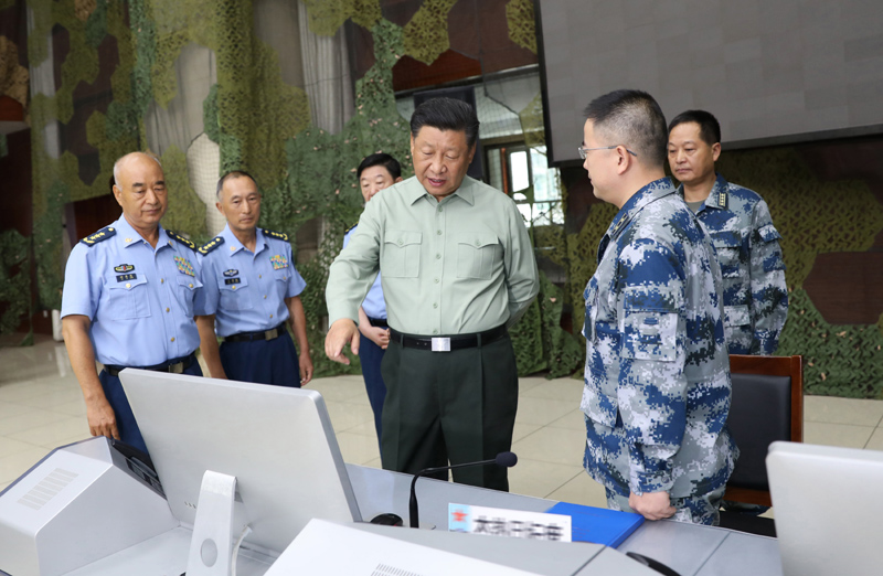 8月22日，中共中央總書記、國(guó)家主席、中央軍委主席習(xí)近平到空軍某基地視察。這是習(xí)近平察看基地作戰(zhàn)指揮中心，了解戰(zhàn)備值班和訓(xùn)練情況。