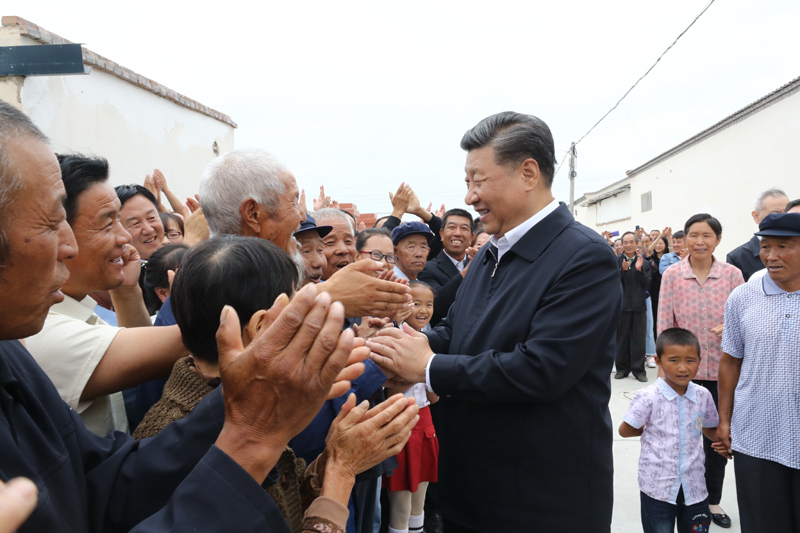 8月19日至22日，中共中央總書記、國家主席、中央軍委主席習(xí)近平在甘肅考察。這是21日上午，習(xí)近平在武威市古浪縣黃花灘生態(tài)移民區(qū)富民新村同村民親切交談。