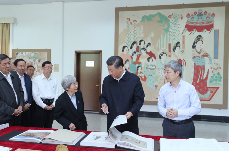 8月19日至22日，中共中央總書記、國家主席、中央軍委主席習(xí)近平在甘肅考察。這是19日下午，習(xí)近平在敦煌研究院察看珍藏文物和學(xué)術(shù)成果展示，了解文物保護(hù)和研究、弘揚(yáng)優(yōu)秀歷史文化情況。