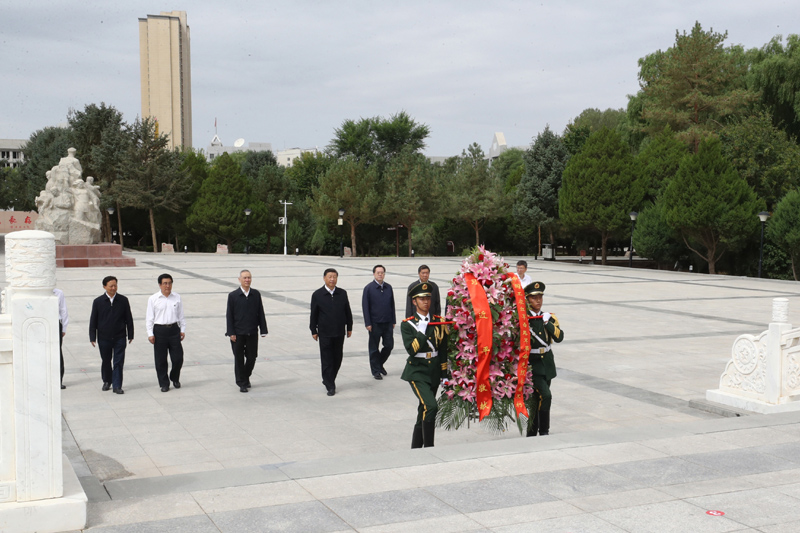 8月19日至22日，中共中央總書記、國家主席、中央軍委主席習(xí)近平在甘肅考察。這是20日上午，習(xí)近平來到張掖市高臺(tái)縣，瞻仰中國工農(nóng)紅軍西路軍紀(jì)念碑，向革命先烈敬獻(xiàn)花籃。