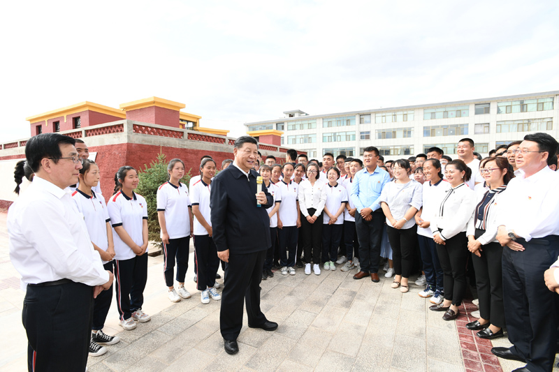 8月19日至22日，中共中央總書記、國家主席、中央軍委主席習(xí)近平在甘肅考察。這是20日下午，習(xí)近平在張掖市山丹培黎學(xué)校同師生親切交流。