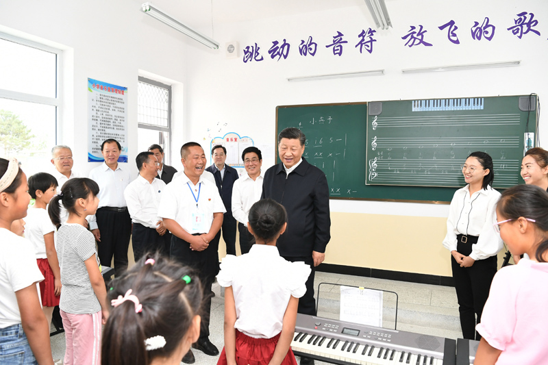 8月19日至22日，中共中央總書記、國家主席、中央軍委主席習(xí)近平在甘肅考察。這是21日上午，習(xí)近平在武威市古浪縣黃花灘生態(tài)移民區(qū)富民新村富民小學(xué)的音樂教室，認(rèn)真觀看正在進(jìn)行的音樂課教學(xué)。