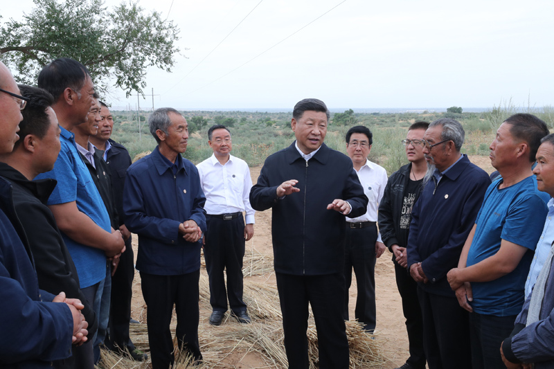 8月19日至22日，中共中央總書記、國家主席、中央軍委主席習(xí)近平在甘肅考察。這是21日上午，習(xí)近平在武威市古浪縣八步沙林場同“六老漢”代表及林場職工親切交談。