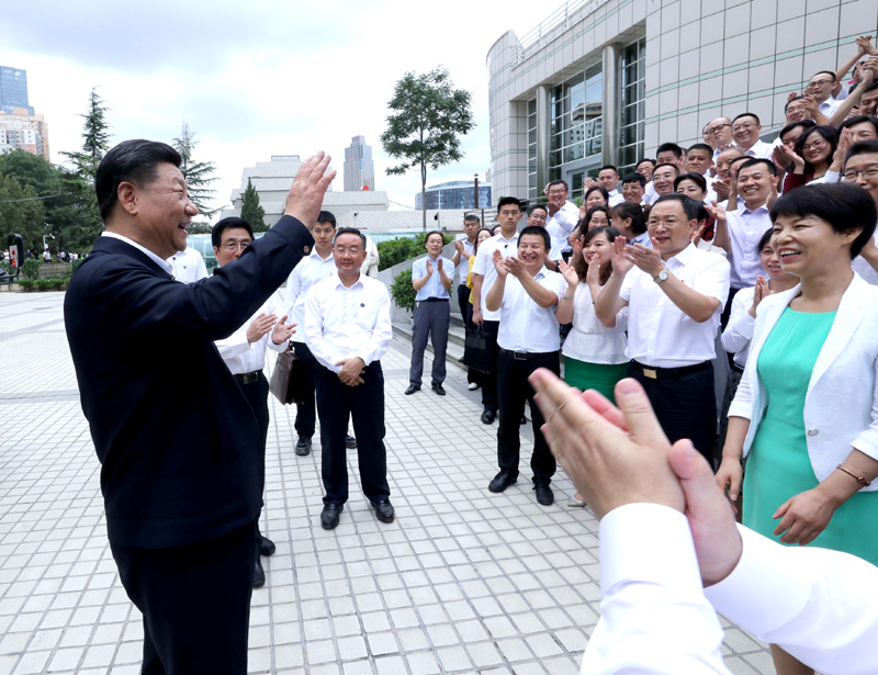 8月19日至22日，中共中央總書記、國家主席、中央軍委主席習(xí)近平在甘肅考察。這是21日下午，習(xí)近平在讀者出版集團(tuán)有限公司同工作人員親切交談。