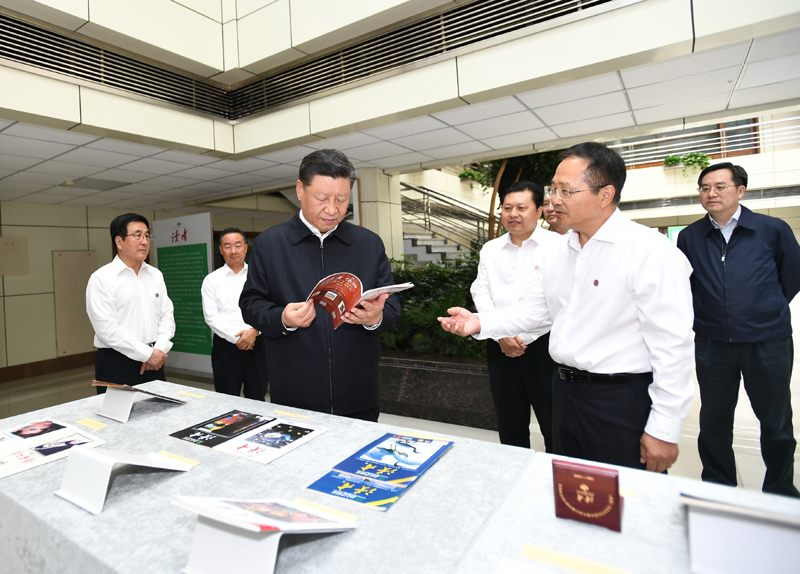 8月19日至22日，中共中央總書記、國家主席、中央軍委主席習(xí)近平在甘肅考察。這是21日下午，習(xí)近平在讀者出版集團(tuán)有限公司考察。