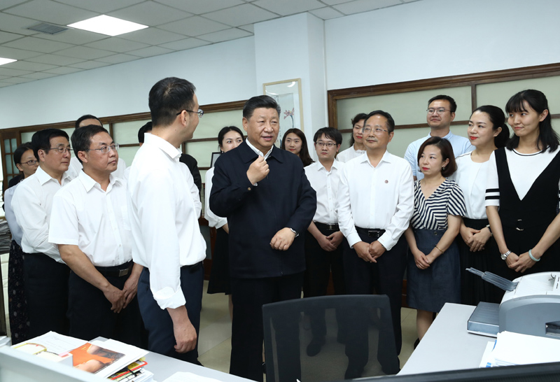 8月19日至22日，中共中央總書記、國家主席、中央軍委主席習(xí)近平在甘肅考察。這是21日下午，習(xí)近平在《讀者》編輯部同工作人員交流，勉勵(lì)他們?yōu)槿嗣裉峁└鄡?yōu)秀精神食糧。