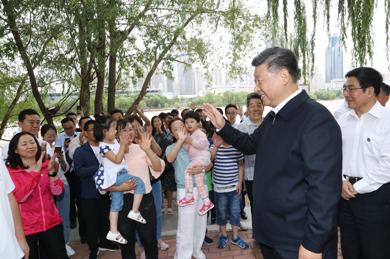 8月19日至22日，中共中央總書記、國家主席、中央軍委主席習(xí)近平在甘肅考察。這是21日下午，習(xí)近平在蘭州市黃河治理蘭鐵泵站項(xiàng)目點(diǎn)同正在休閑的群眾親切交談。