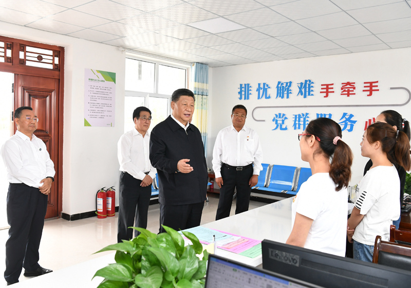 8月19日至22日，中共中央總書記、國家主席、中央軍委主席習(xí)近平在甘肅考察。這是21日上午，習(xí)近平在武威市古浪縣黃花灘生態(tài)移民區(qū)富民新村黨群服務(wù)中心考察。